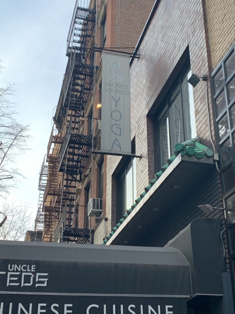 米国 メディテーション 市場 視察 Sacred Sound Yoga ヨガ スタジオ 画像