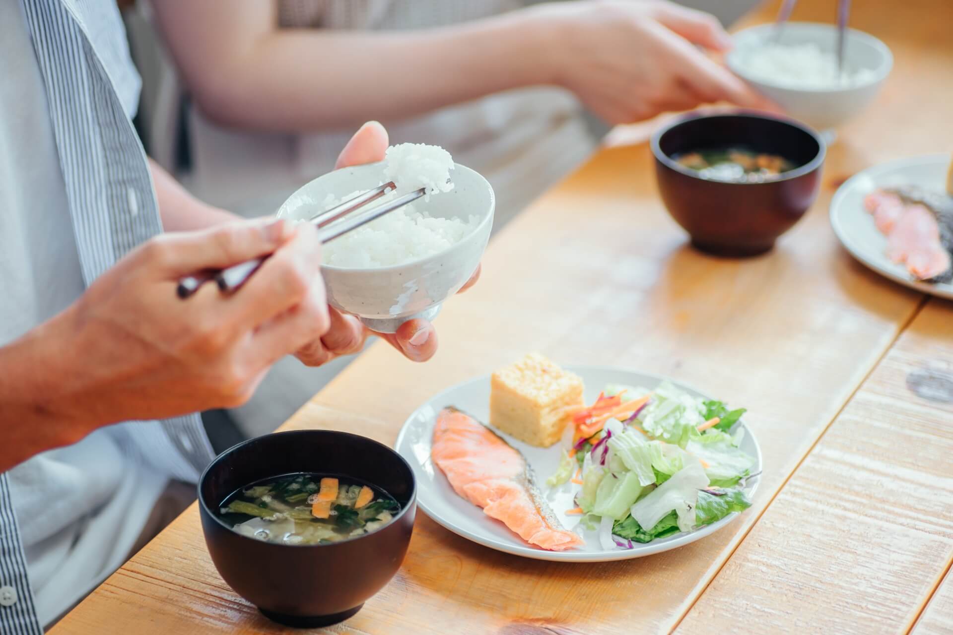 朝食を食べている様子