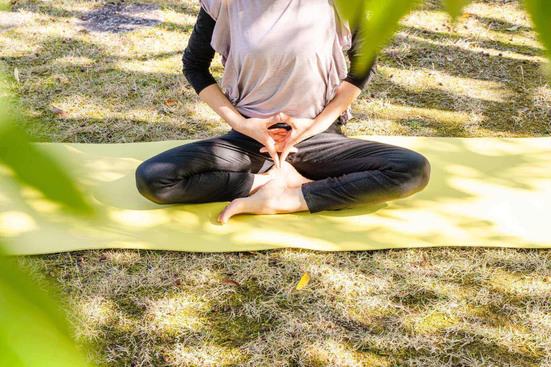 公園で女性が瞑想している様子