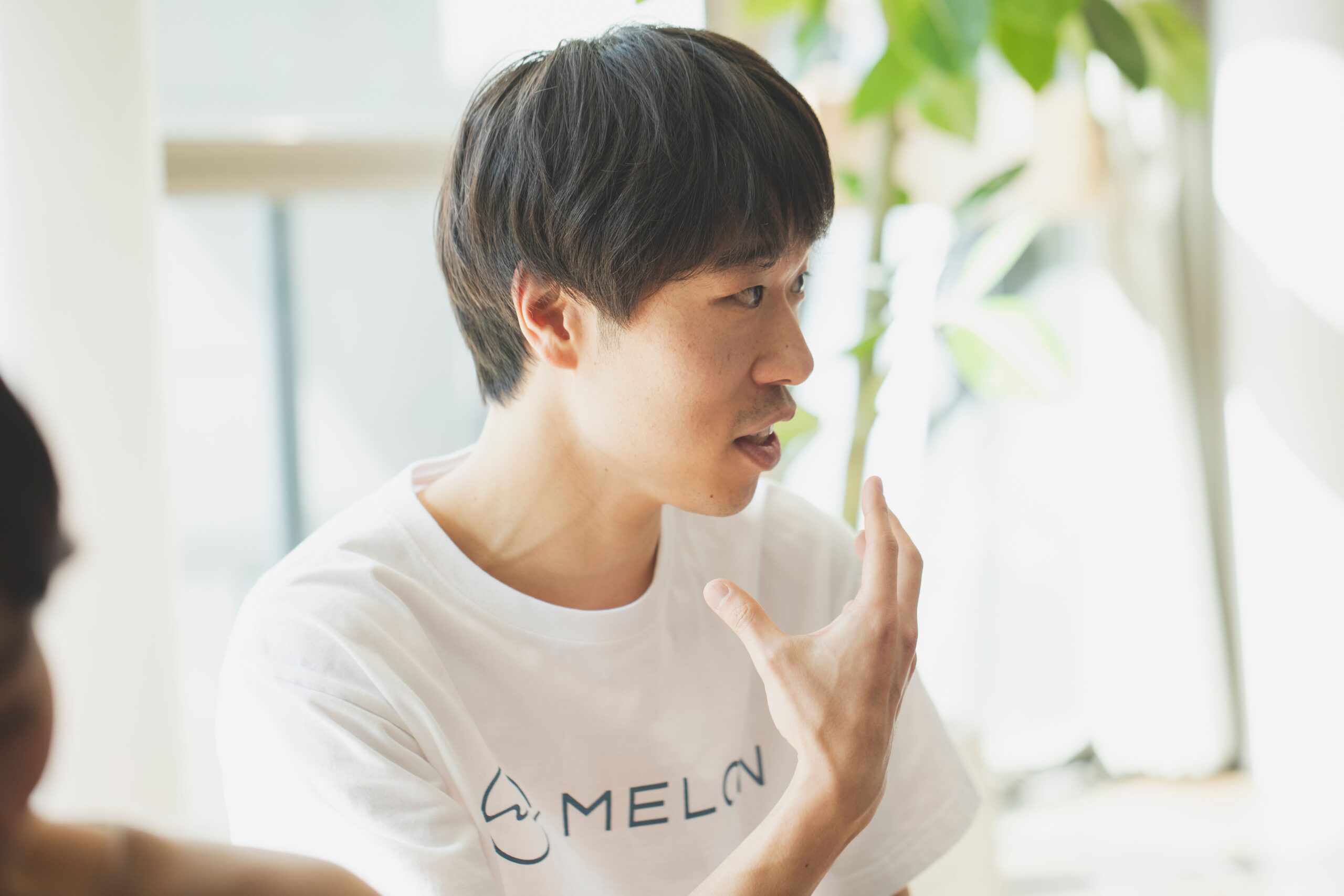 MELONのサロンでマインドフルネスを指導する、インストラクターの画像