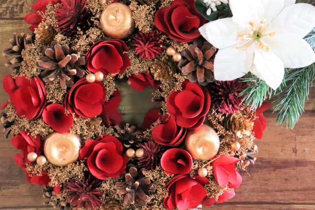 クリスマスリースと花の画像