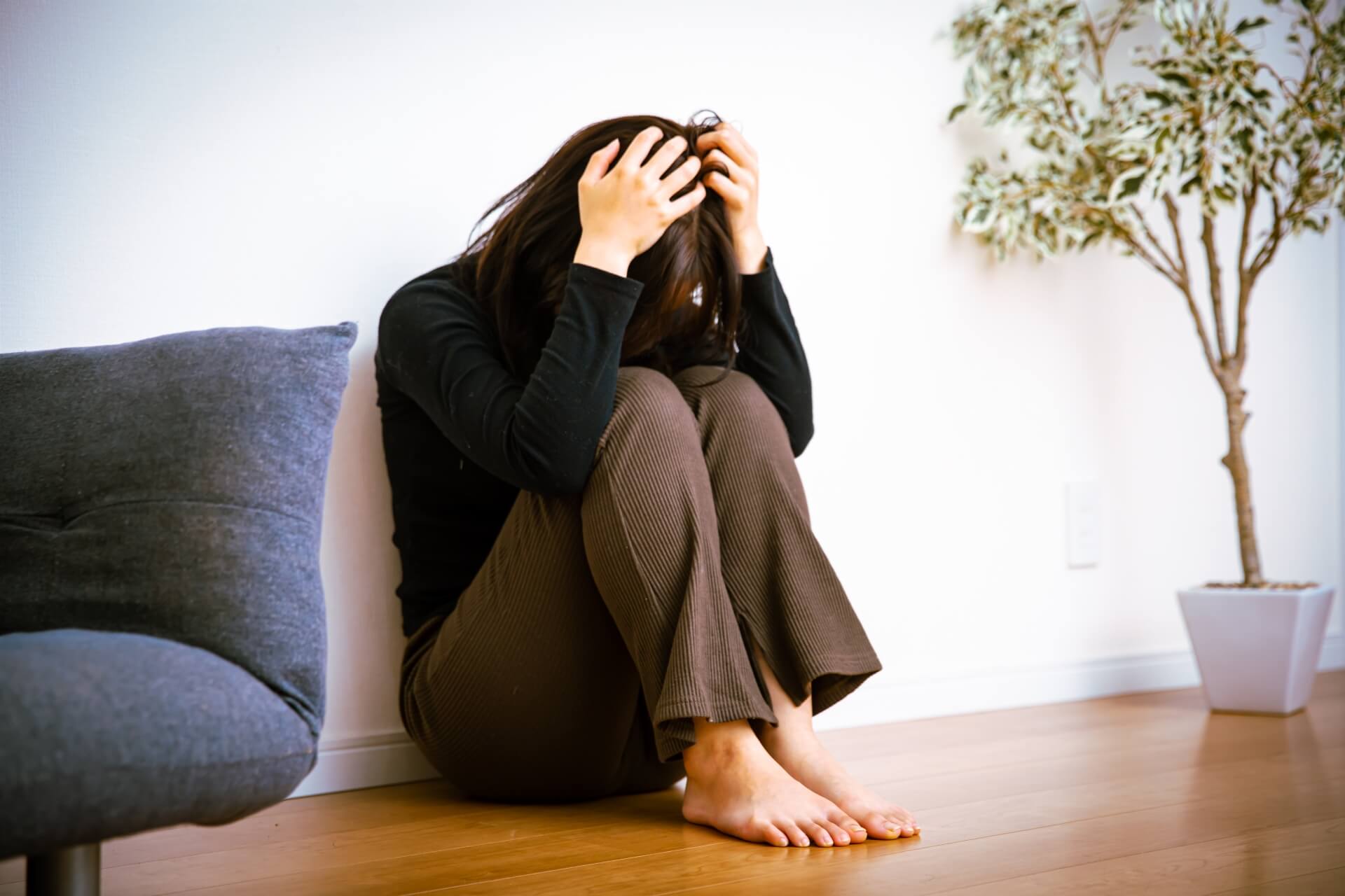 女性が頭を抱えている様子