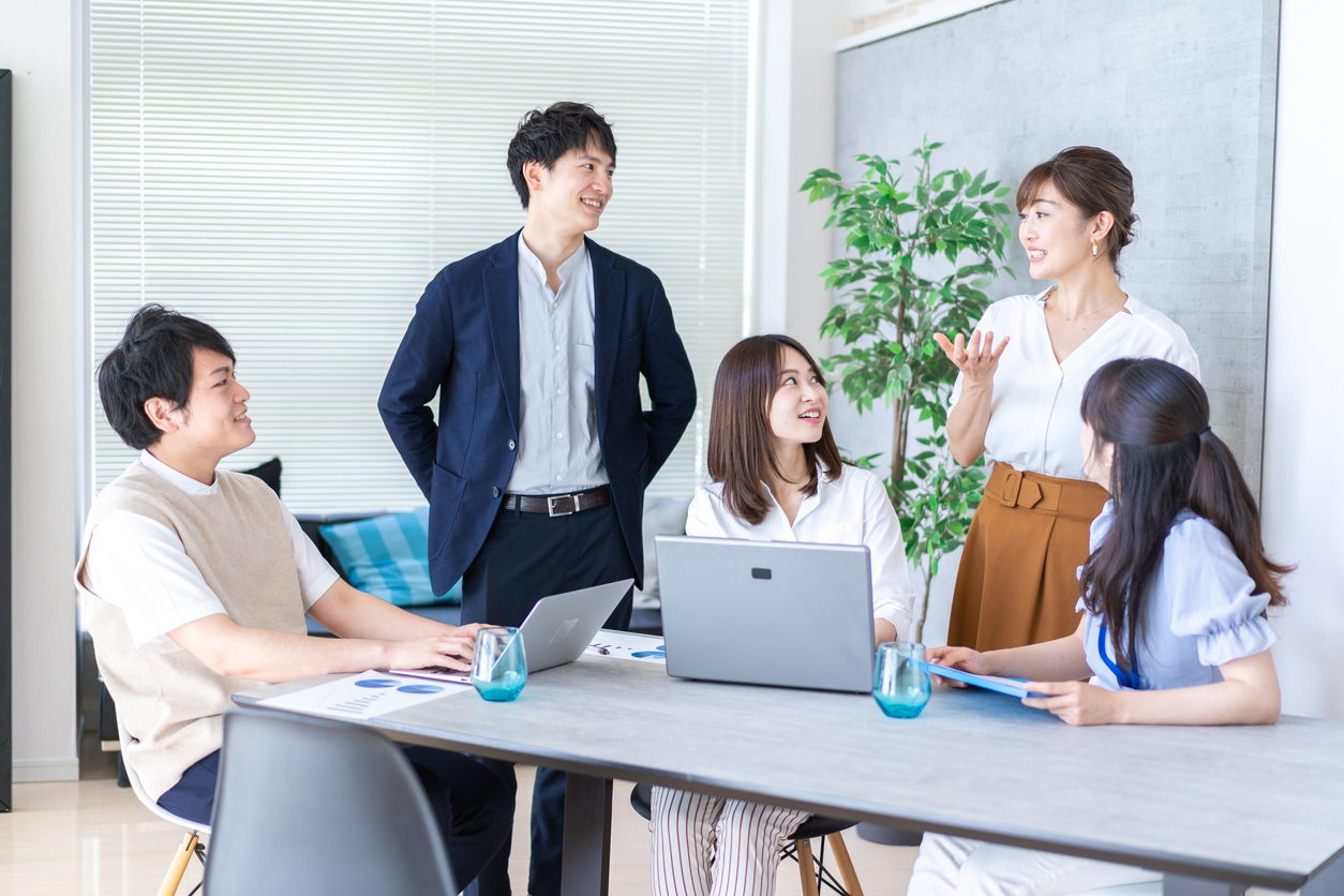 会社員が話している様子