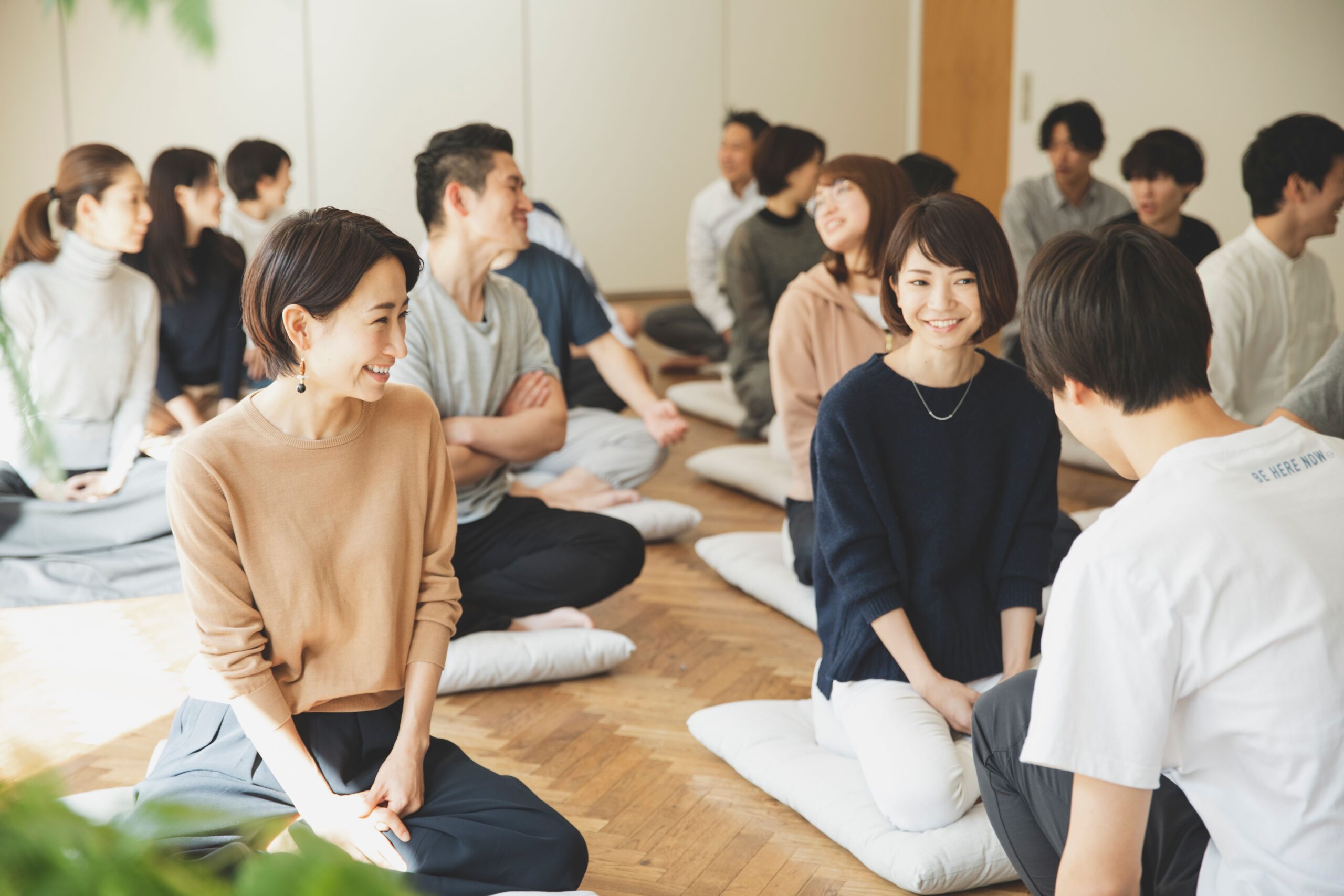 先生と生徒が楽しく話している様子